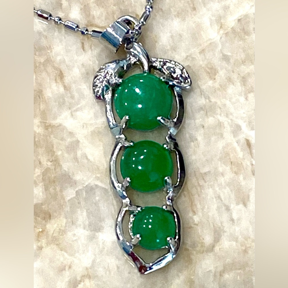 Silver chain .925 with green Jade pea pod pendant